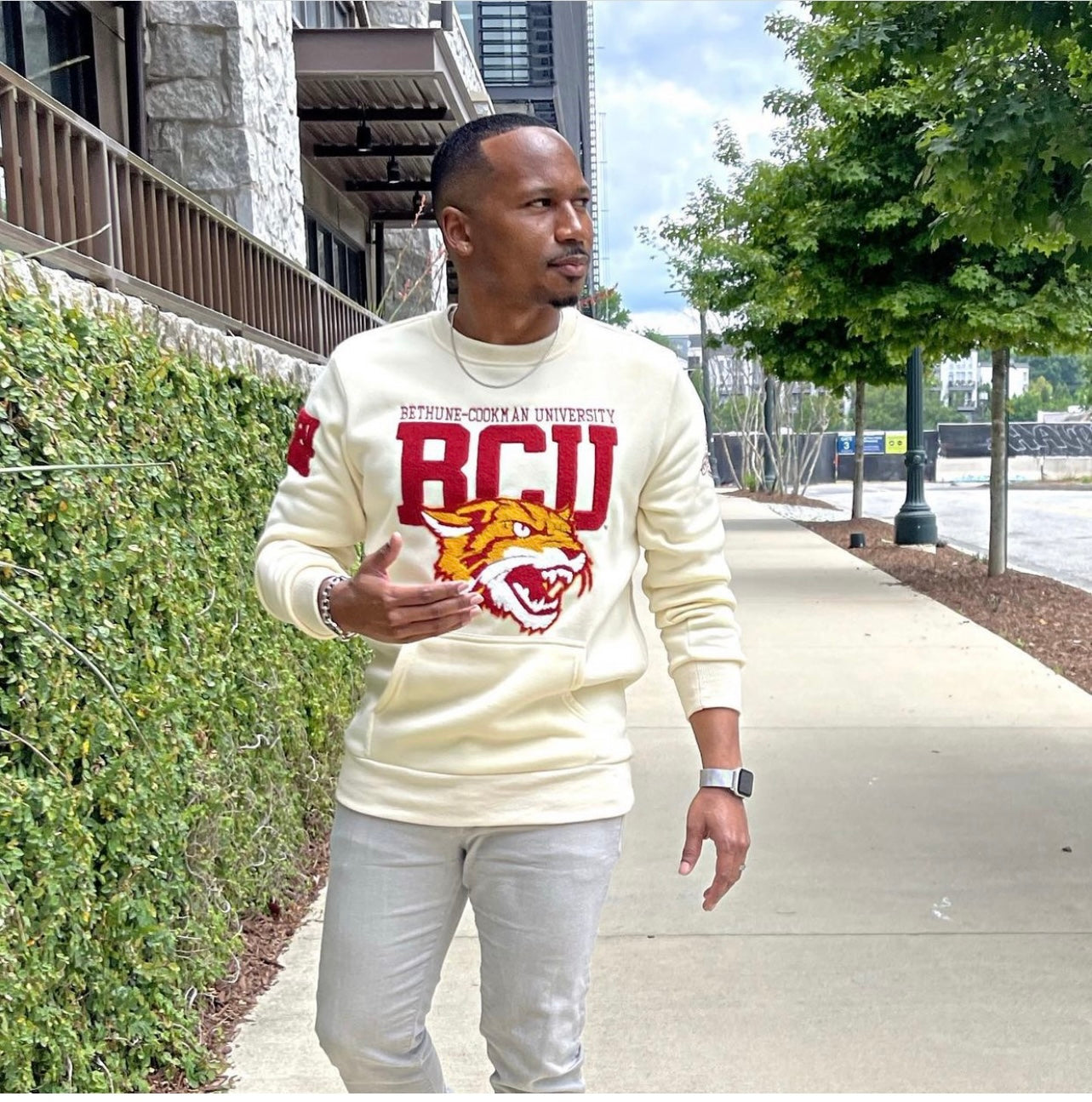 B-CU | 2022 CREAM (Chenille) ARCH  Unisex Sweatshirt